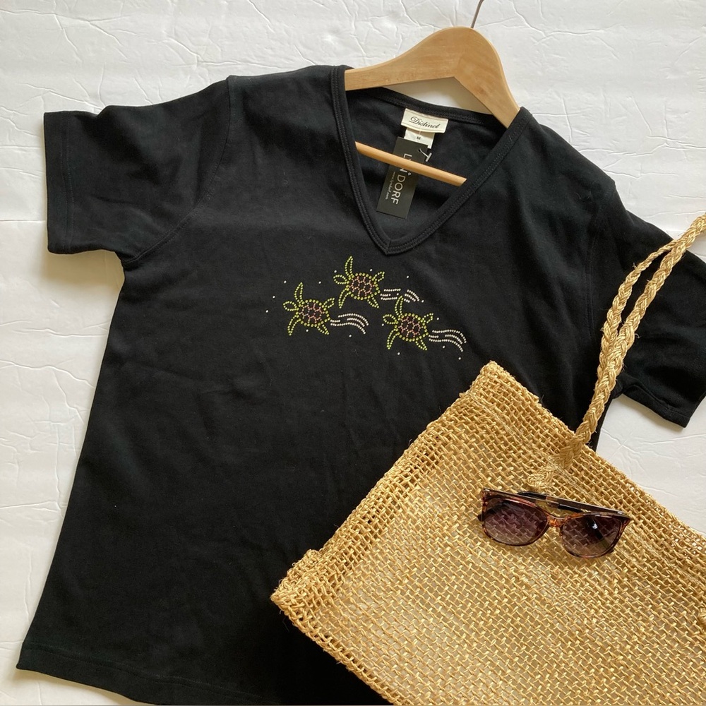 Lyn Dorf / Black V-Neck T-Shirt with sequin Sea Turtles